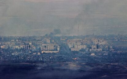 Vista aérea de la ciudad de Bajmut (Donetsk, Ucrania), donde continúan los combates entre ambos bandos este lunes.