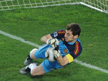 Iker Casillas detiene el lanzamiento de penalti de Cardozo en los cuartos de final del Mundial de Sudáfrica 2010.