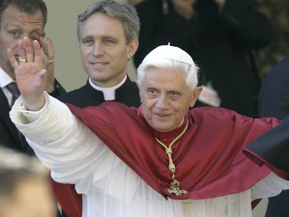 Benedicto XVI saluda durante una visita a la ciudad alemana de Regensburg, el 13 de septiembre de 2006.