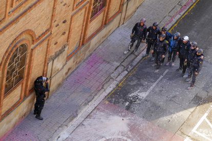 Un grupo de agentes se fotografían después de la operación en la que los Mossos d'Esquadra han conseguido controlar los edificios ocupados de El Kubo y La Ruina en La Bonanova de Barcelona.