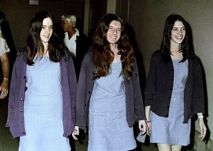 Susan Atkins, Patricia Krenwinkel y Leslie Van Houten, sonrientes durante el juicio.