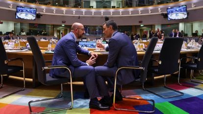 El presidente del Consejo Europeo, Charles Michel, conversaba el 23 de junio con el presidente de España, Pedro Sánchez, en Bruselas.