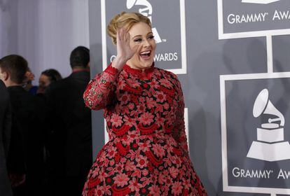 La gran triunfadora de los premios Grammy 2012, la cantante Adele, a su llegada al Staples Center de Los Ángeles.