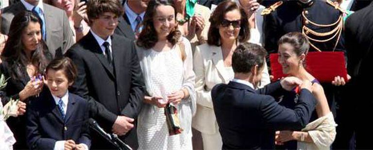 Nicolas Sarkozy entrega a Ingrid Betancourt la Legión de Honor francesa