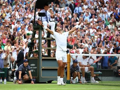 Nadal celebra su victoria contra Fritz, en segundo término, en la Centre Court de Wimbledon.