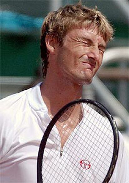 Juan Carlos Ferrero cierra los ojos tras uno de sus errores.