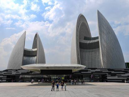 Un auditorio con capacidad para 1.550 personas y un teatro, con medio millar de butacas, forman el gran complejo de la ópera de Zhuhai, en la isla de Yeli.