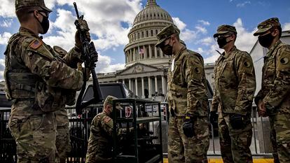 Miembros de la Guardia Nacional de Virginia con rifles M4 y munición real frente al Capitolio, el 17 de enero de 2021.