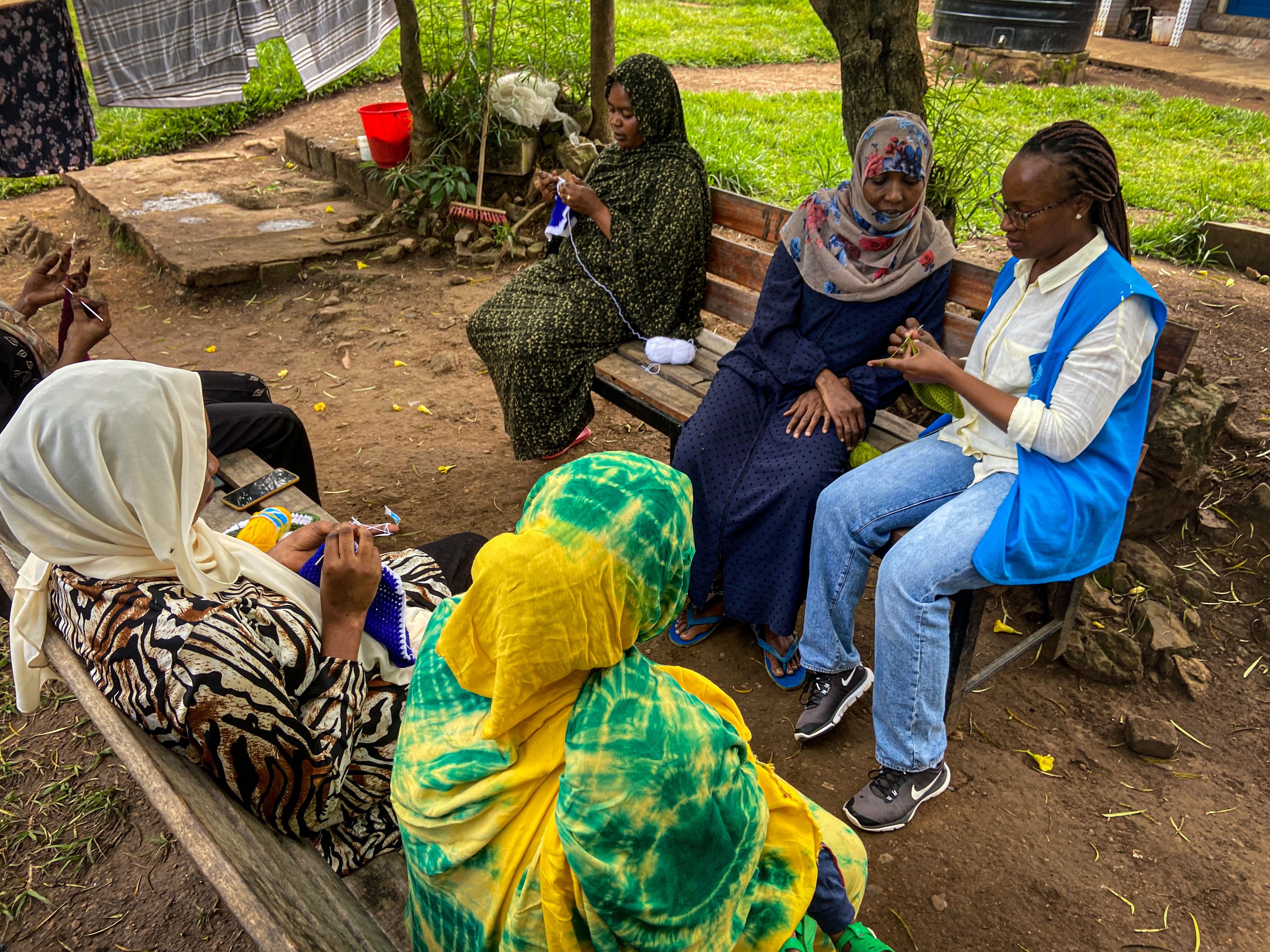 Un grupo de mujeres sudanesas refugiadas charlaba el 14 de marzo en uno de los espacios comunes del llamado centro de tránsito de emergencia. Ellas huyeron de su país incluso antes de que estallase la guerra, hace un año. Los solicitantes de asilo alojados en Gashora (Ruanda) proceden en su mayoría de Somalia, Eritrea, Etiopía y Sudán.