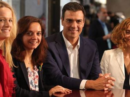 Pedro Sánchez con Zaida Cantera, Sara Hernández y Meritxell Batet.