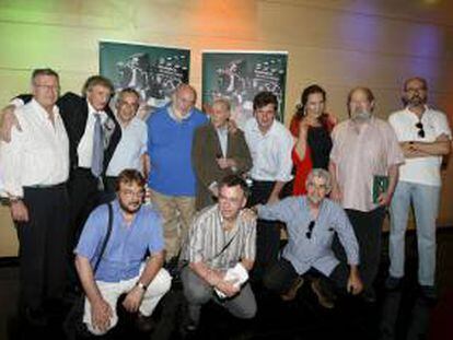 El director José Luis Cuerda (4i-de pie), posa junto a los actores que participaron en su película "Amanece que no es poco" momentos antes de la proyección especial del filme, en la Academia de Cine, en Madrid, con motivo de su vigésimo aniversario. EFE/Archivo