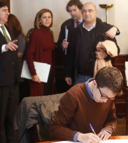 Errejón signa la seva acta de diputat en el Congrés. Al fons, Cospedal.
