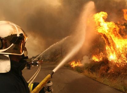 Los bomberos luchan contra el fuego en Grecia