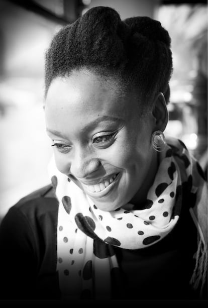 Chimamanda Ngozi Adichie, antes de la entrevista en una cafetería en Columbia.