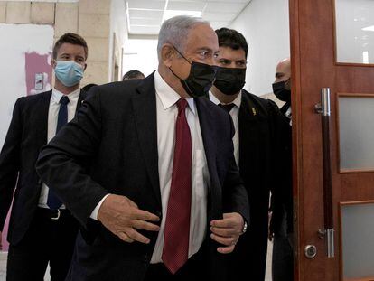 El exprimer ministro israelí, Benjamín Netanyahu, el lunes a su llegada al tribunal que le juzga por corrupción en Jerusalén.