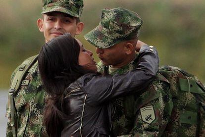 El soldado Henry López Martínez abraza a una familiar tras ser liberado el viernes.