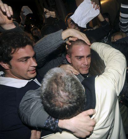 José David Baño es recibido por familiares y amigos a la salida de la Audiencia Provincial de Murcia.
