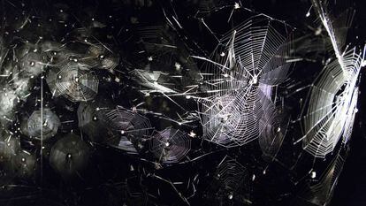 Vista de la instalación 'Cómo atrapar el universo en una telaraña', del argentino Tomás Saraceno.