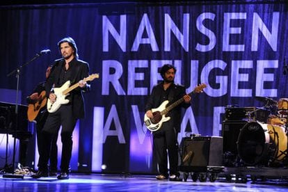 El colombiano Juanes durante un momento de su actuación en la gala de los premios Nansen, otorgados por ACNUR en Ginebra.
