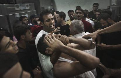Un palestino llora la muerte de un pariente en el campo de refugiados de Jabalia este mi&eacute;rcoles.