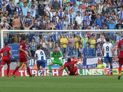 Acu&ntilde;a marca en el Espanyol-Osasuna del 11 de mayo de 2014.