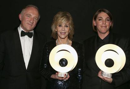 Francois-Henry Pinault junto a las dos premiadas de la noche, la actriz Jane Fonda y la productora Megan Allison.