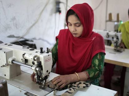 Exoperarios de los talleres textiles del Rana Plaza de Bangladesh trabajan en otro taller. 