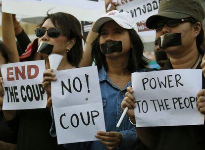 Activistas prodemocracia se manifiestan este viernes en Bangkok.