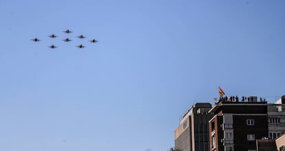 Cazas en formación surcan el cielo de Madrid.