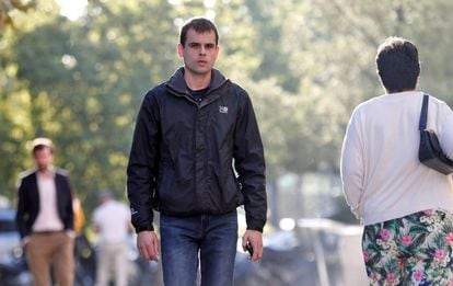 Rabaci, hijo de la exdirectora del IVAM Consuelo Císcar, llega a los juzgados de Valencia.