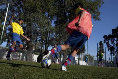 Chavales entrenándose en La Candela, en San Justo, en el cordón suburbano de Buenos Aires, esta semana.