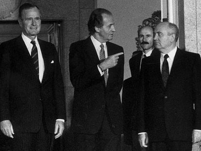 Juan Carlos I entre George W. Bush y Mija&iacute;l Gorbachov en la cumbre de la Paz sobre Oriente Medio en 1991.