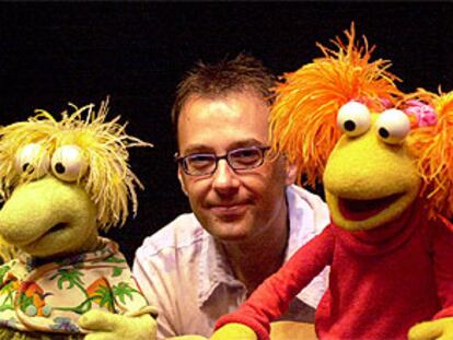 Josep Policarpo, ayer con dos de los muñecos de Fraguel Rock.