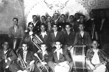 Ernesto Sempere (en la primera fila, el cuarto por la izquierda),  uno de los últimos supervivientes del penal, con la banda de música  de Valdenoceda en 1941.