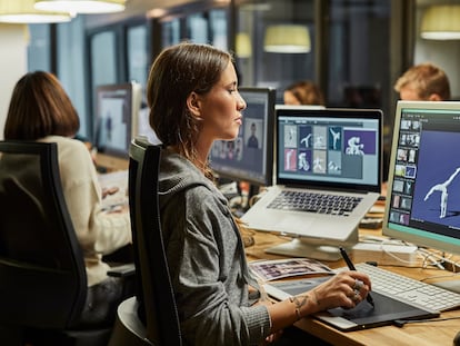 Una empleada en su puesto de trabajo en la empresa