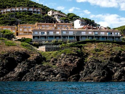 Complejo de apartamentos en primera línea de costa en la zona de Punta de Sa Nau en Begur, en la Costa Brava.