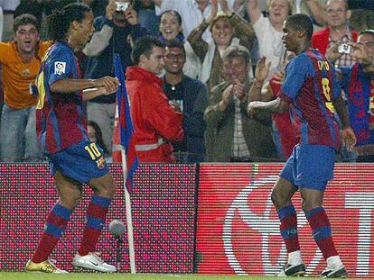 Eto&#39;o y Ronaldinho celebran con un baile el gol del camerunés, el primero del Barça.