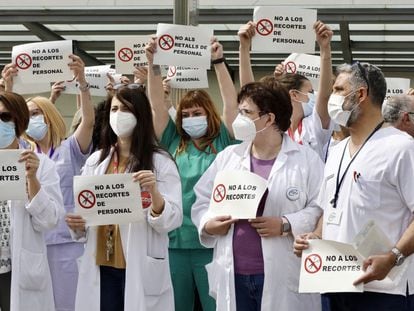 Sanitarios protestan a las puertas de La Fe, en Valencia, por la no renovación de contratos covid