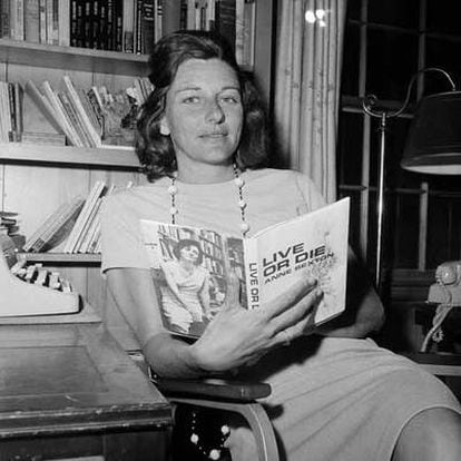 Anne Sexton, en 1967, con un ejemplar de su libro <i>Vive o muere</i>.
