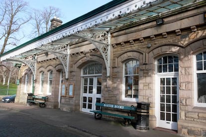 Lo que hace especial a Barter Books es sobre todo su localización: una antigua estación de tren victoriana en este pueblo británico de 8.000 habitantes. Y en el interior de esta librería de segunda mano, un tren en miniatura que recorre toda la tienda por unas vías elevadas recuerda su pasado. Entre las estanterías hay pequeñas chimeneas para sentarse a leer al calor del fuego, un restaurante perfecto para un té con galletas o una sala para niños con juguetes para que se entretengan vigilados por un profesional mientras sus mayores se dedican a rebuscar entre libros. Dirección: Alnwick Station, Wagon Way Rd, Alnwick. Más información: <a href="https://www.barterbooks.co.uk/" target="_blank">barterbooks.co.uk</a>