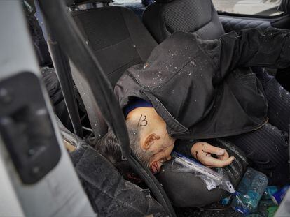 El cuerpo del cadáver al que se le ha asignado el número 13 tras la matanza de 25 civiles en Zaporiyia.