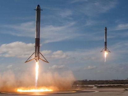 Los cohetes propulsores del Falcon Heavy aterrizan en el Kennedy Space Center (Florida), ayer. En vídeo, declaraciones de Elon Musk,