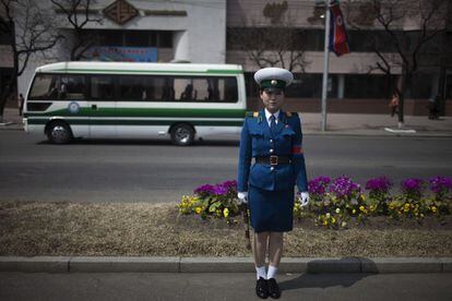 Un mujer policía en una calle de Pyongyang. Día festivo en Corea del Norte que celebra el 101 aniversario del nacimiento de su fundador, Kin Il-sung.