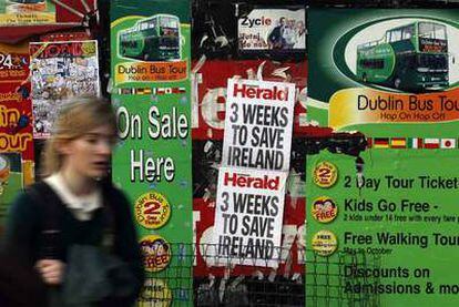 Carteles en el centro de Dublín con referencias a la grave crisis que atraviesa Irlanda