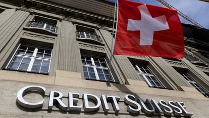 Una bandera suiza ondea en la sede de Credit Suisse en Berna, el pasado 15 de noviembre.