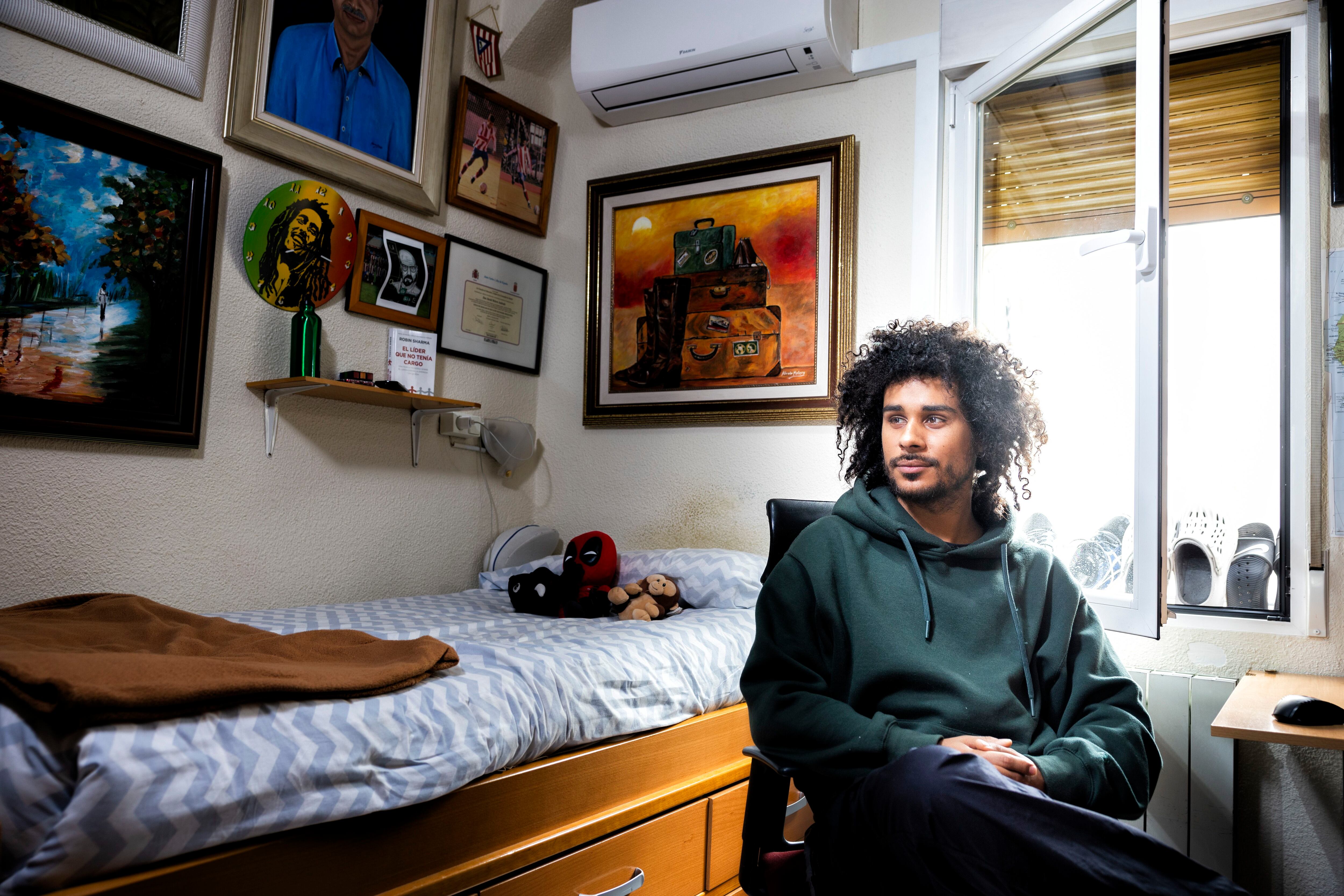 David Melero, de 29 años, fotografiado en su habitación en la casa de sus padres en Madrid.