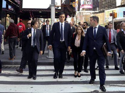 El presidente Pedro Sánchez camina por Times Square, en Nueva York, este jueves.