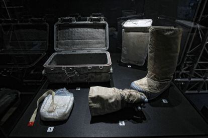 En la exposición se pueden ver muchos de los accesorios reales que han utilizado los astronautas en sus paseos espaciales. Aquí, botas, guantes, etc.