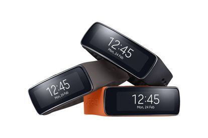 El Samsung Gear Fit es un híbrido entre pulsera de actividad y 'smartwatch'. Funciona como eficaz podómetro, con los datos extra de la aplicación S-Health. Recibe notificaciones del móvil y permite ver las primeras líneas de los correos electrónicos o mensajes. Su batería es muy resistente y el precio muy económico (99 euros). La única pega: en principio, solo está disponible para móviles Samsung. Su diseño es futurista, monitoriza el sueño y es resistente al agua. Disponible en www.samsung.es.