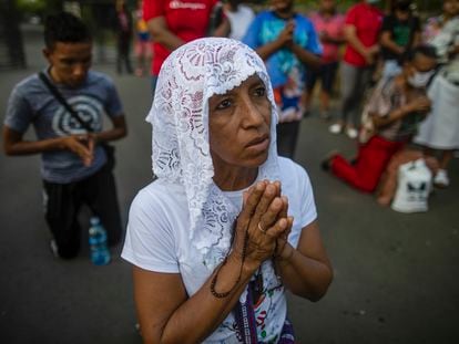 Una mujer participa en el Vía Crucis de Managua, en marzo de 2023.